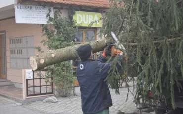 12 - Postavljanje božićnih kućica i bora - Javor Bojan Leš - Grad Ivanić-Grad_800x533