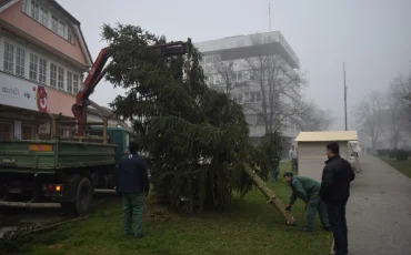 16 - Postavljanje božićnih kućica i bora - Javor Bojan Leš - Grad Ivanić-Grad_800x533