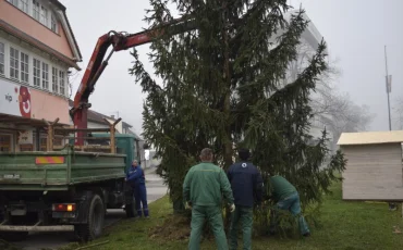 17 - Postavljanje božićnih kućica i bora - Javor Bojan Leš - Grad Ivanić-Grad_800x533