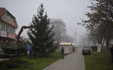 18 - Postavljanje božićnih kućica i bora - Javor Bojan Leš - Grad Ivanić-Grad_800x533