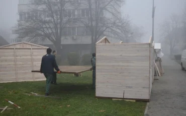 7 - Postavljanje božićnih kućica i bora - Javor Bojan Leš - Grad Ivanić-Grad_800x533