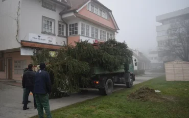 8 - Postavljanje božićnih kućica i bora - Javor Bojan Leš - Grad Ivanić-Grad_800x533