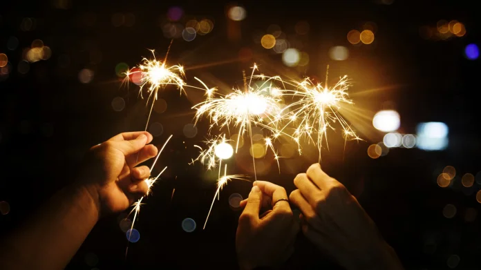 celebrating-with-sparklers-night_1600x1109