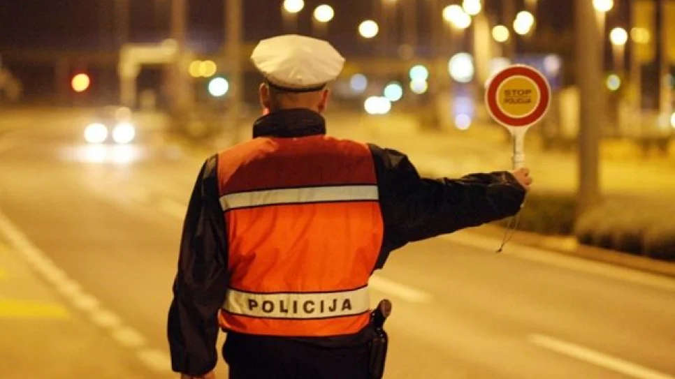 Policija-zaustavlja-640x405